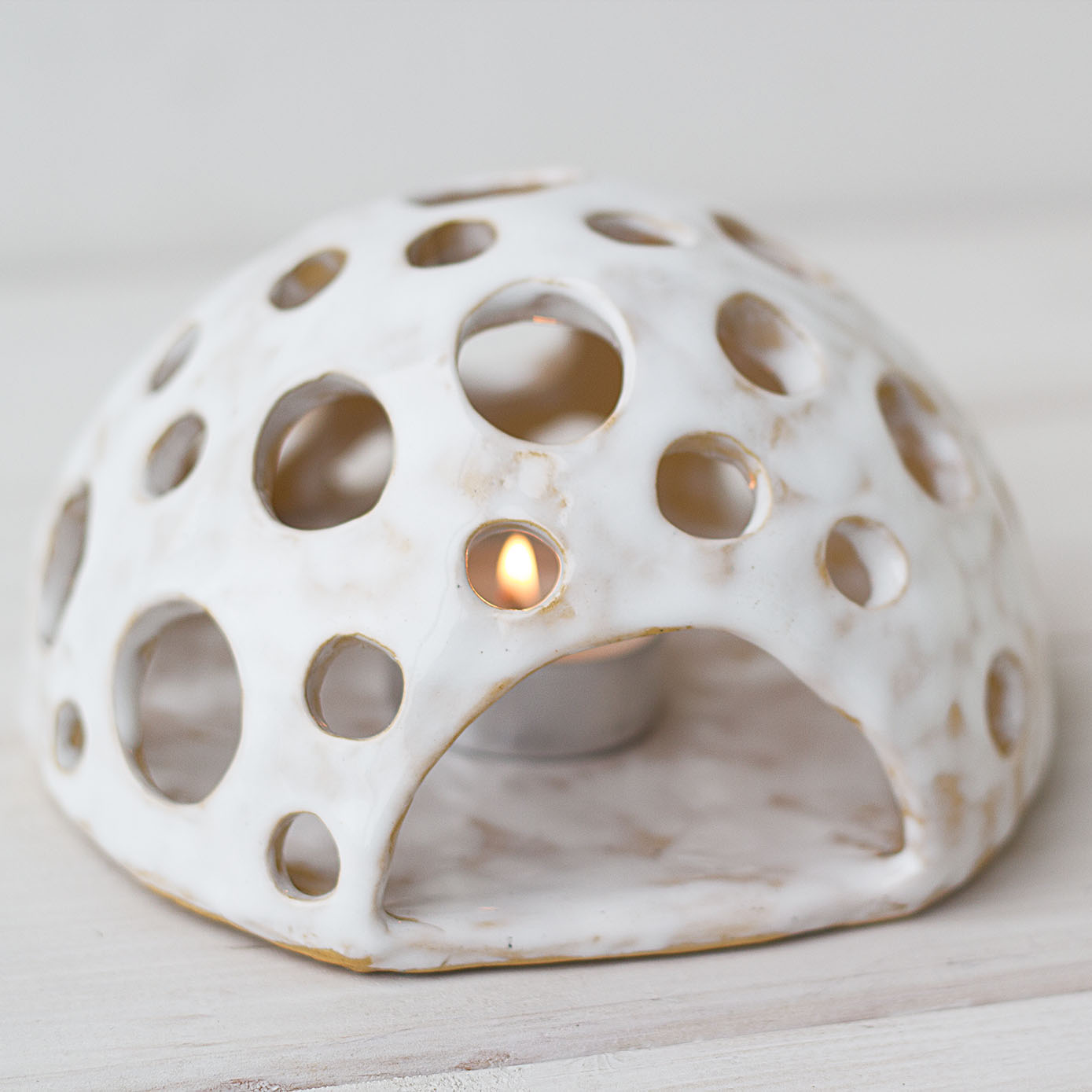 Baltos spalvos keramikinė žvakidė